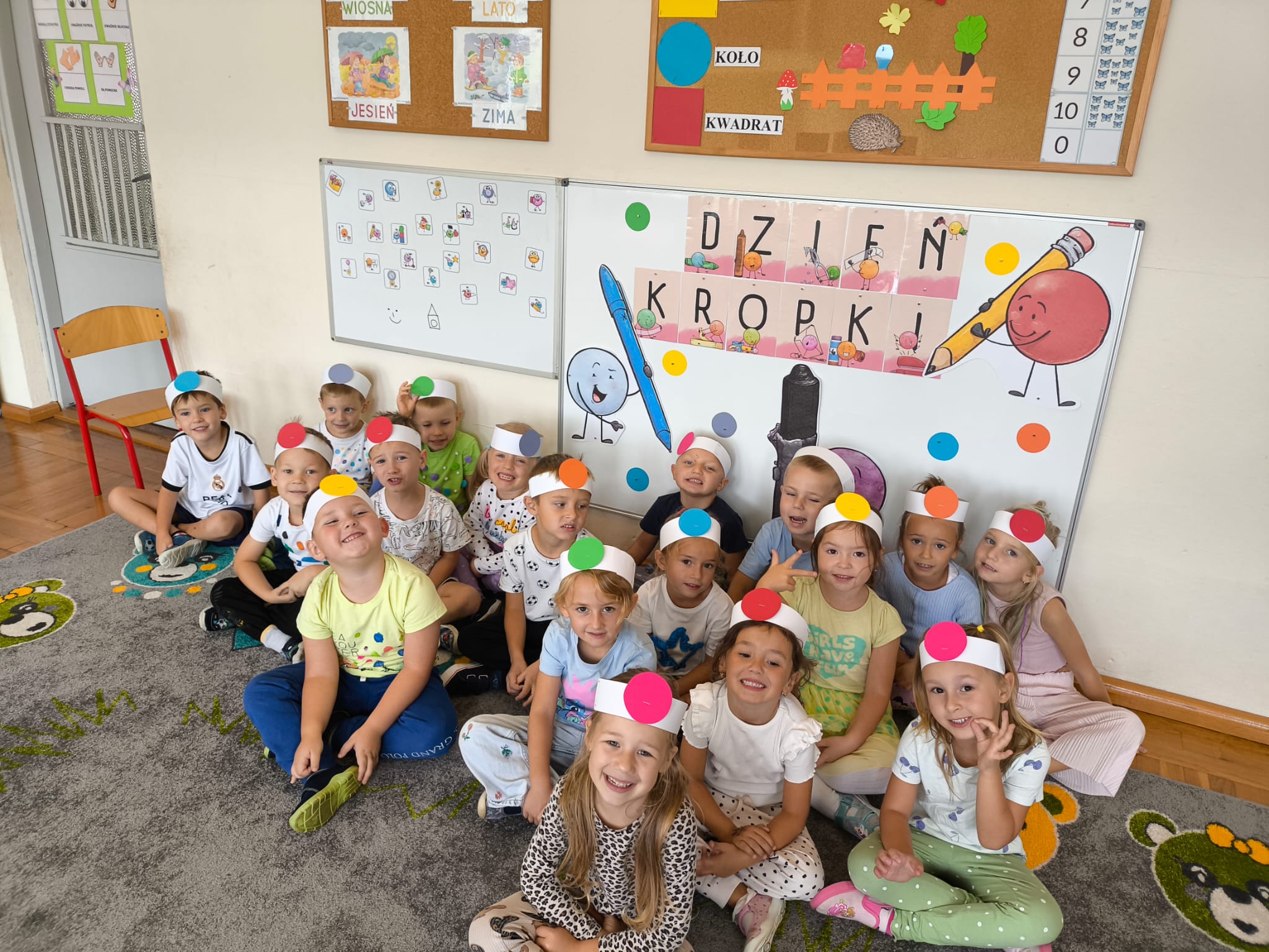 Read more about the article Zabezpieczone: DZIEŃ KROPKI W GR. „MOTYLKI”